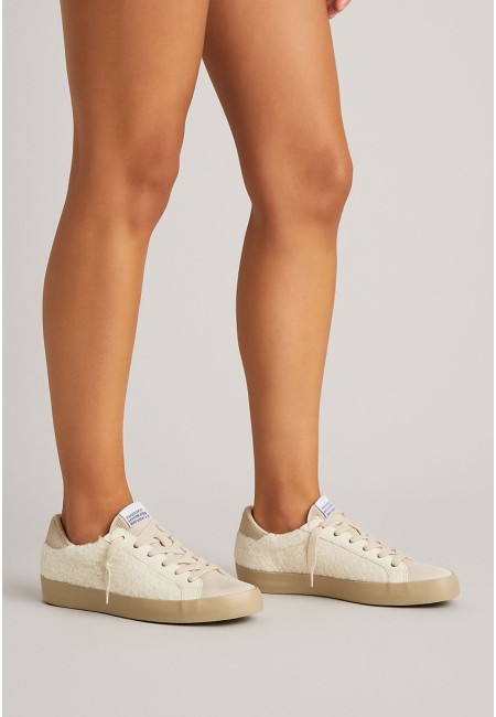 Zapatillas deportivas blancas con borreguito y detalle dorado | Bluwer