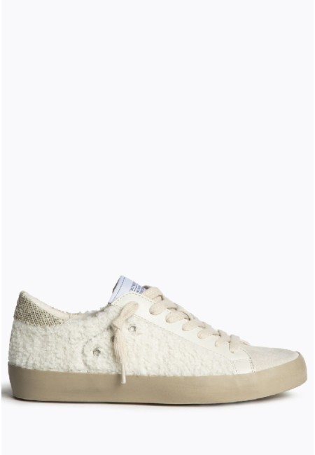 Zapatillas deportivas blancas con borreguito y detalle dorado | Bluwer 2