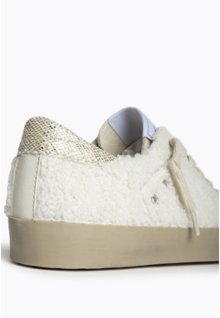 Zapatillas deportivas blancas con borreguito y detalle dorado | Bluwer
