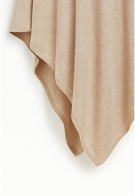 Capa beige mujer con ribete elegante 2