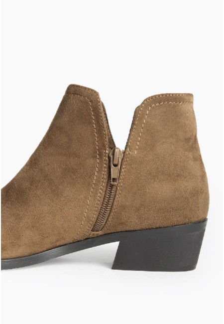 Botines camel de ante con tacón bajo y corte lateral | Bluwer