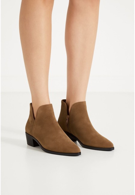 Botines camel de ante con tacón bajo y corte lateral | Bluwer 2