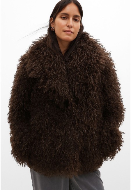 Abrigo de pelo rizado marrón con cuello envolvente con modelo