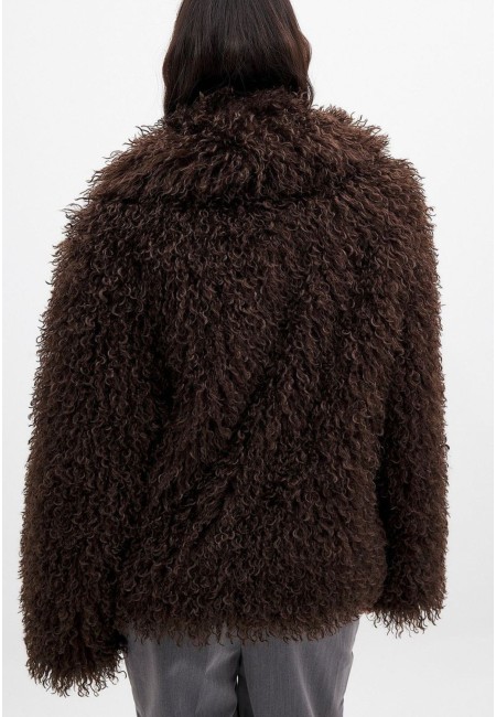 Abrigo de pelo rizado marrón con cuello envolvente con modelo 2