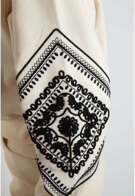 Sudadera boho blanca con bordados negros en mangas 2