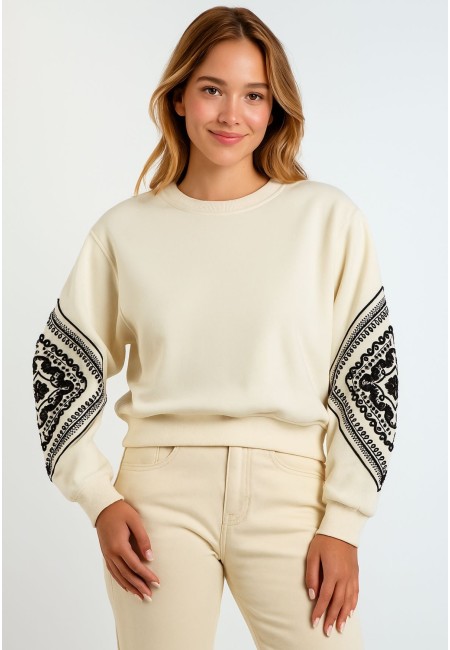 Sudadera boho blanca con bordados negros en mangas