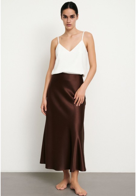 Falda satinada chocolate midi elegante y versátil mujer | Bluwer
