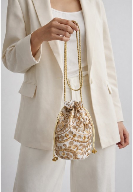 Bombonera blanca para eventos con bordados y lentejuelas doradas | Bluwer