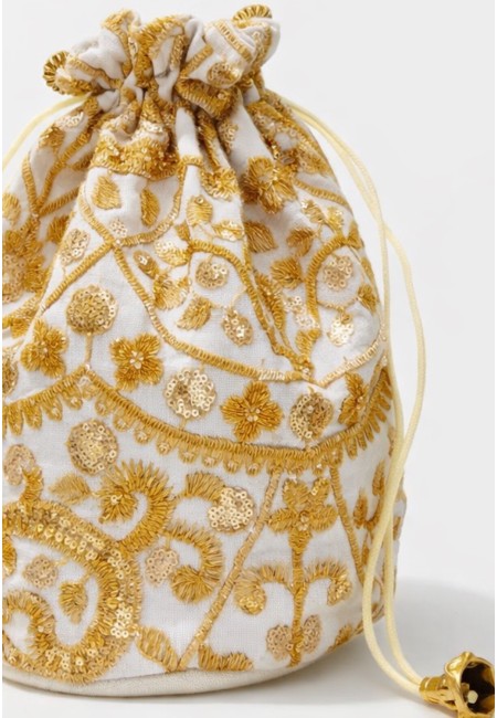 Bombonera blanca para eventos con bordados y lentejuelas doradas | Bluwer 2