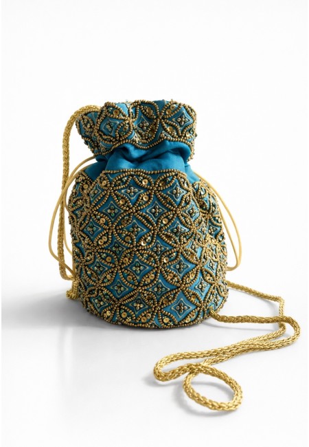 Bombonera de evento azul turquesa con bordado artesanal y cadena dorada 2