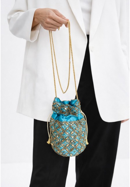 Bombonera de evento azul turquesa con bordado artesanal y cadena dorada
