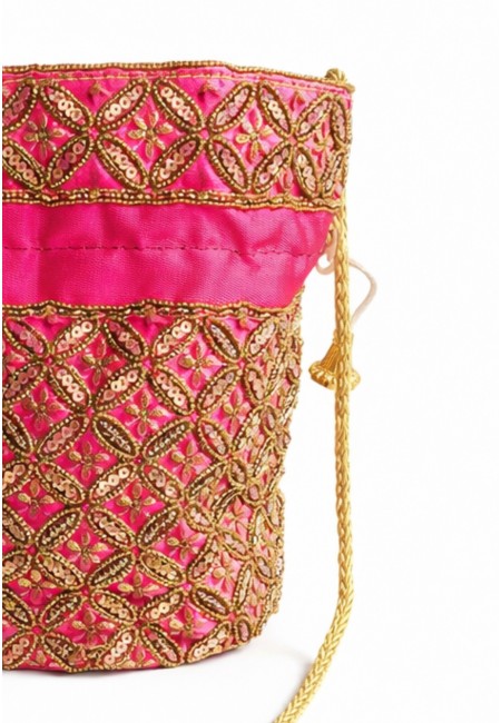 Bombonera de evento fucsia con bordado artesanal y cadena dorada | Bluwer
