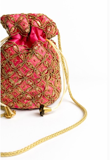 Bombonera de evento fucsia con bordado artesanal y cadena dorada | Bluwer