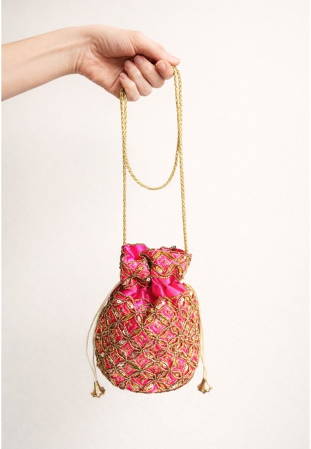 Bombonera de evento fucsia con bordado artesanal y cadena dorada | Bluwer