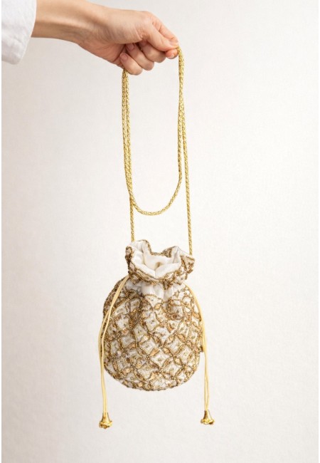 Bombonera de evento blanca con bordado artesanal y cadena dorada