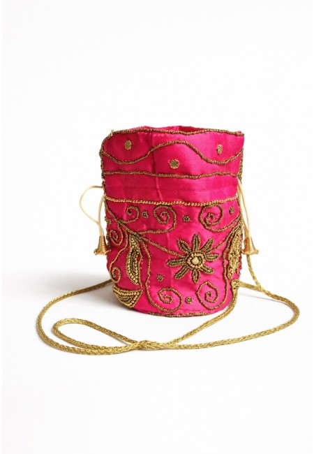 Bombonera fucsia de evento con bordado de abalorios dorado| Bluwer