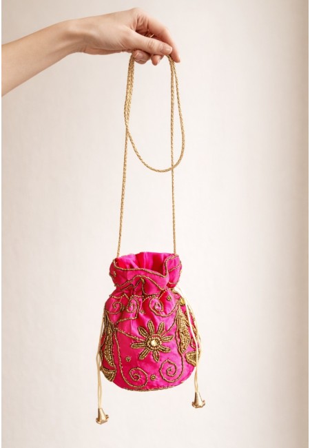 Bombonera fucsia de evento con bordado de abalorios dorado| Bluwer