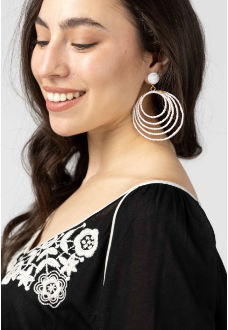Pendientes bordados en rafia blanca ligeros