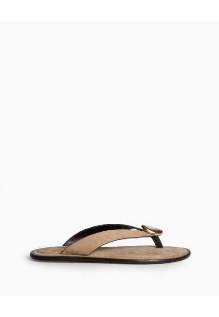 Sandalia plana camel con chapa y suela acolchada