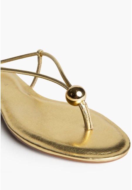 Sandalia plana dorada con tiras finas y hebilla | Bluwer