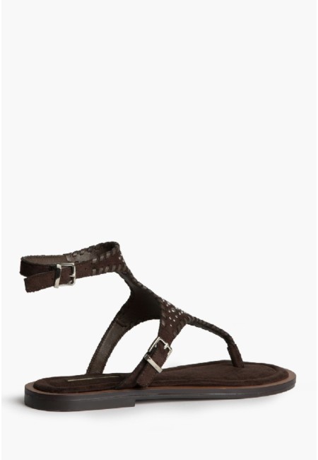 Sandalia plana esclava marrón chocolate con tachas | Bluwer