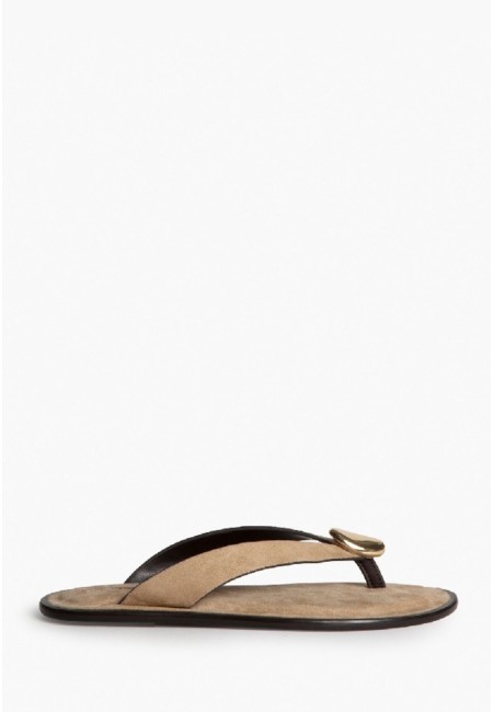 Sandalia plana camel con chapa y suela acolchada | Bluwer