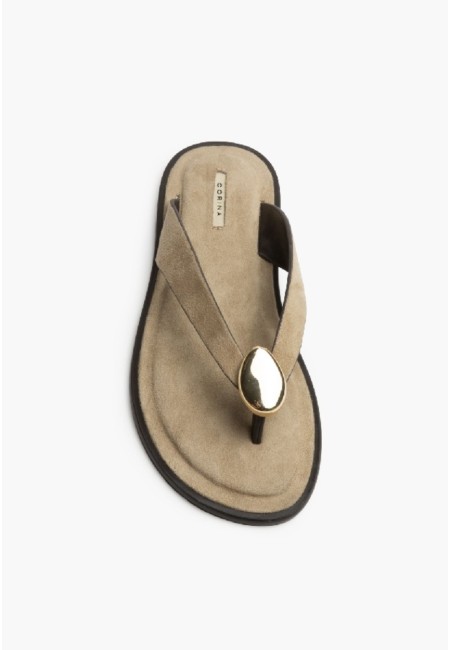 Sandalia plana camel con chapa y suela acolchada | Bluwer