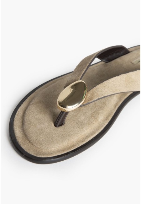 Sandalia plana camel con chapa y suela acolchada | Bluwer