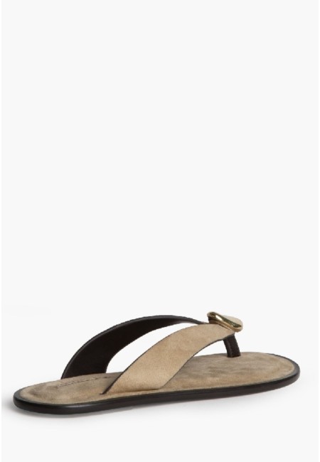 Sandalia plana camel con chapa y suela acolchada | Bluwer
