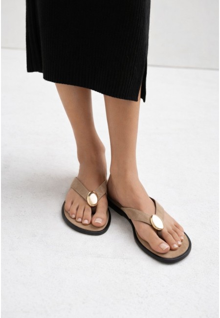 Sandalia plana camel con chapa y suela acolchada | Bluwer