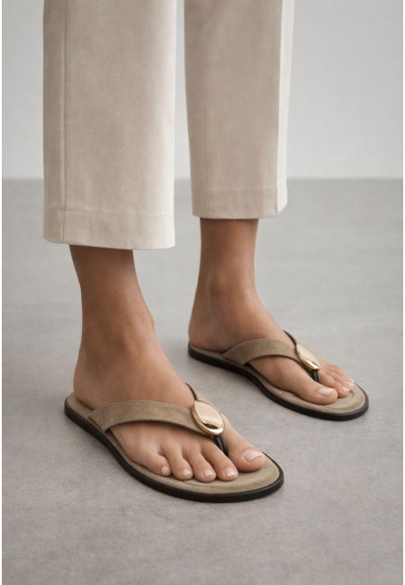 Sandalia plana camel con chapa y suela acolchada | Bluwer