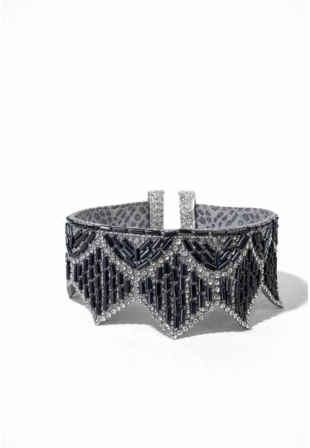 Detalle abalorios azul grisáceo tipo baguette y cristales en choker cuello joya