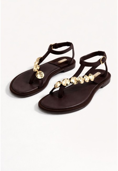 Sandalia plana marrón chocolate con monedas doradas y hebilla 2