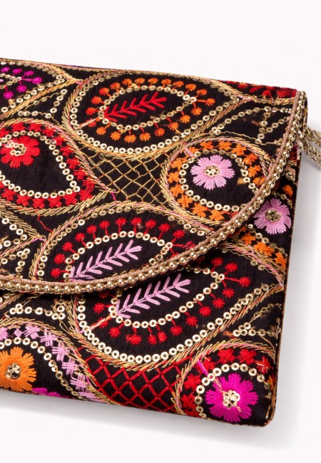 Bolso clutch bordado étnico negro