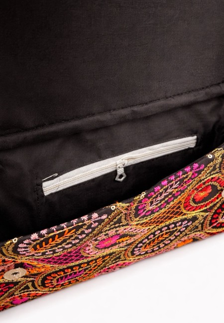 Bolso clutch bordado étnico negro