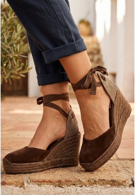 Alpargatas color chocolate con cuña de yute y lazo al tobillo | Bluwer