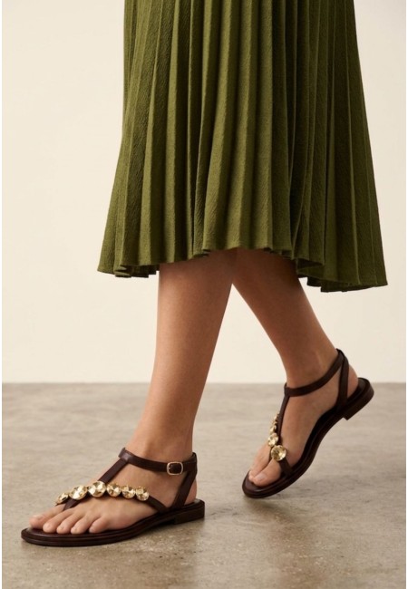 Sandalia plana marrón chocolate con monedas doradas y hebilla