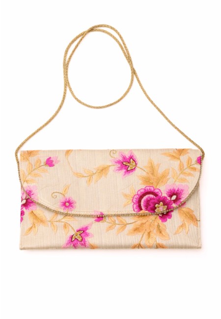 Clutch bordado a mano con flores crema - detalle bordado