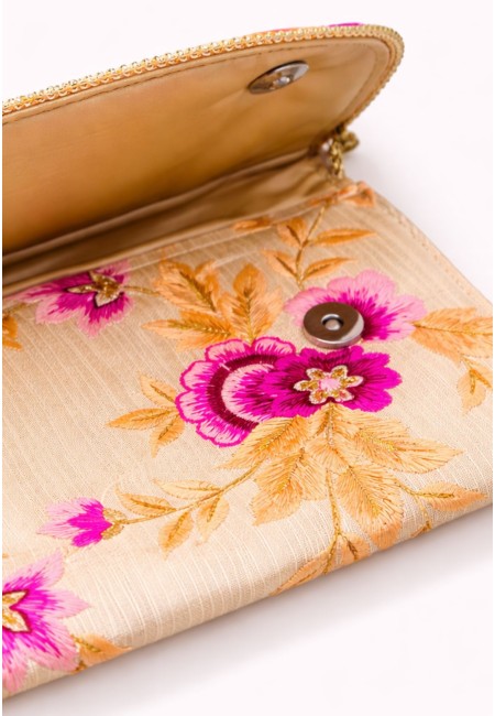 Clutch bordado a mano con flores crema - detalle ribete