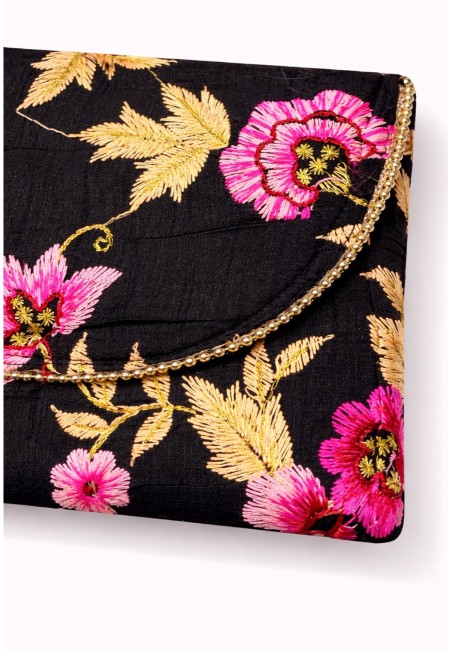 Clutch bordado a mano con flores negro - detalle ribete