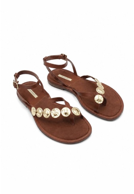 Sandalia plana cuero con monedas doradas y hebilla - Cuero