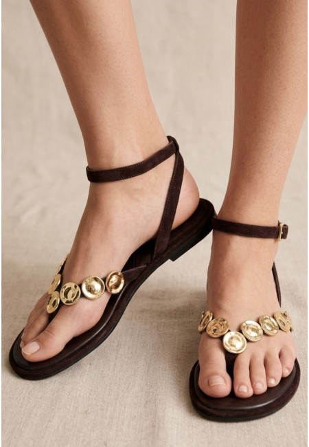 Sandalias plana marrón chocolate con monedas doradas y hebilla
