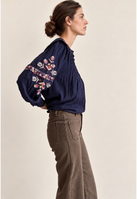 Blusa azul marino bordada con flores multicolor y volantes en los hombros