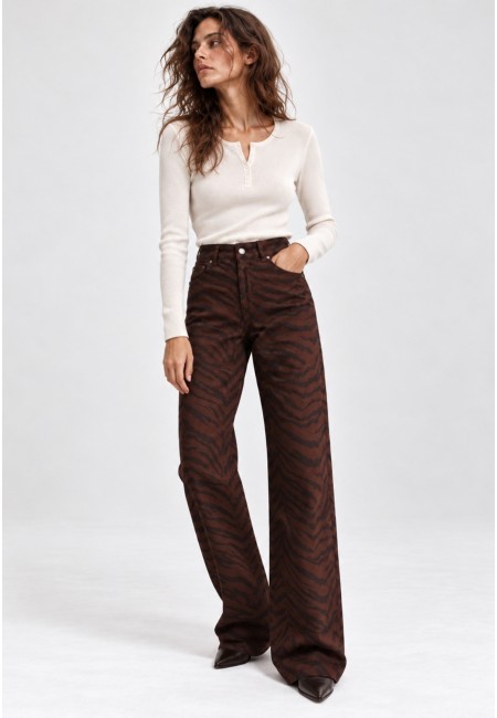 Pantalón vaquero ancho con estampado de cebra marrón | Bluwer