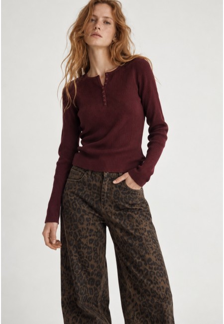 Jersey burdeos de punto fino con botones de strass | Bluwer