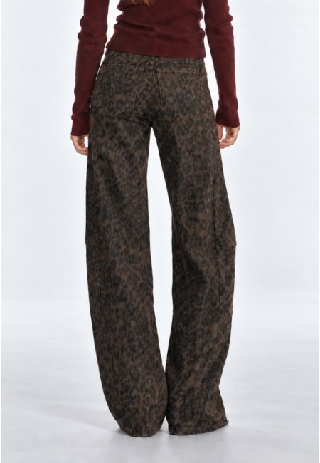 Pantalón vaquero ancho con estampado de leopardo | Bluwer