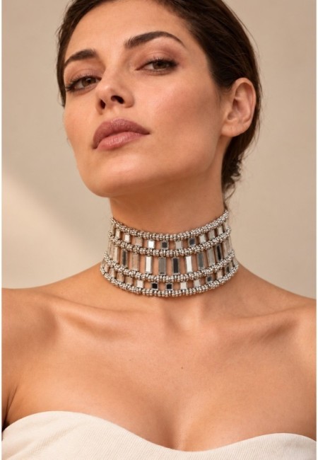 Choker plateado de espejos verticales y abalorios multifila - vista frontal con modelo
