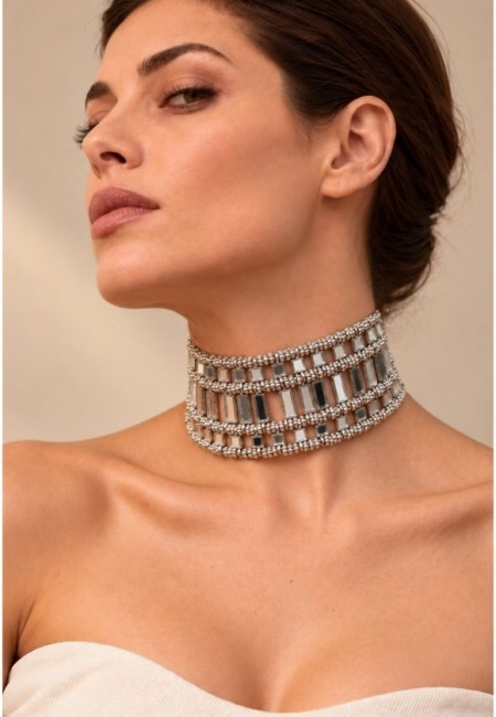Choker plateado de espejos verticales y abalorios multifila - segunda postura con modelo