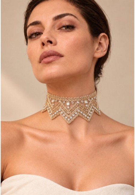 Choker dorado en zigzag con espejos y lentejuelas bordadas - vista frontal con modelo