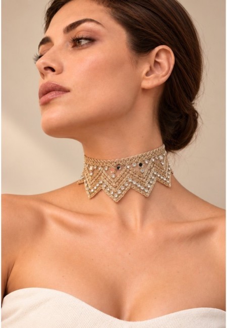 Choker dorado en zigzag con espejos y lentejuelas bordadas - vista frontal con modelo 2